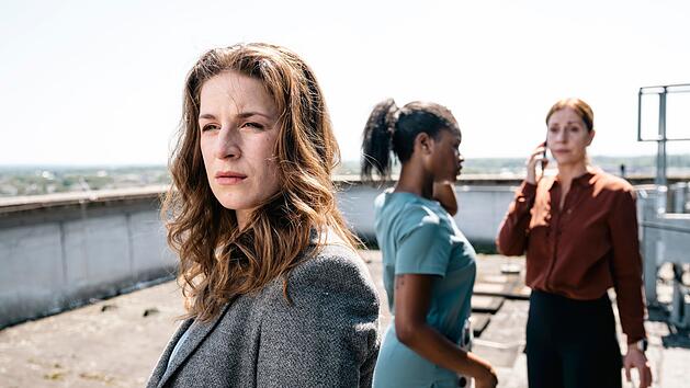Gleich in der ersten Folge geraten Dina Schwarz (Lou Strenger, links), Veronika Jelinek (Ulrike Tscharre, rechts) und Jenny de Luca (Melodie Simina) in eine Notsituation.