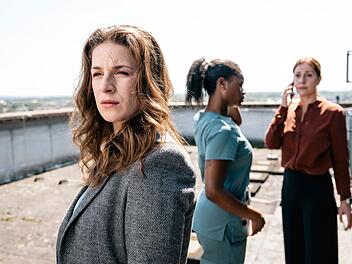 Gleich in der ersten Folge geraten Dina Schwarz (Lou Strenger, links), Veronika Jelinek (Ulrike Tscharre, rechts) und Jenny de Luca (Melodie Simina) in eine Notsituation.