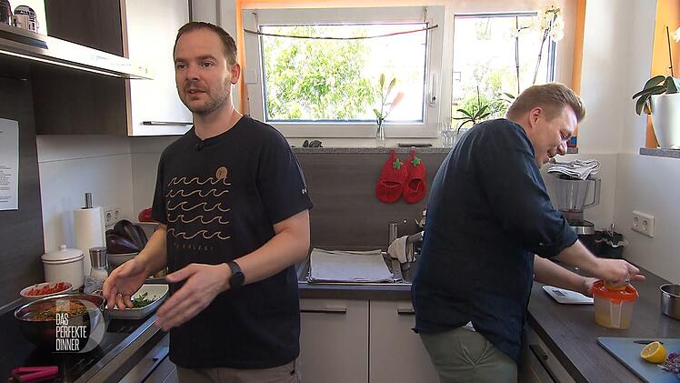 W&auml;hrend sein Bruder Steven (rechts) den Schnibbelhilfeplan abarbeitet, macht sich Richi an die orientalische Hackfleischf&uuml;llung.