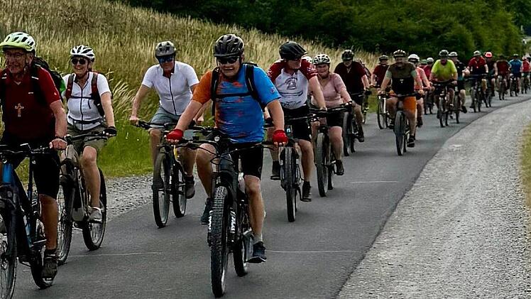 &Uuml;ber 70 Radlerinnen und Radler trotzen der Hitze bei der 22. Fahrradwallfahrt der Pfarreiengemeinschaft &bdquo;Der gute Hirte&ldquo;.