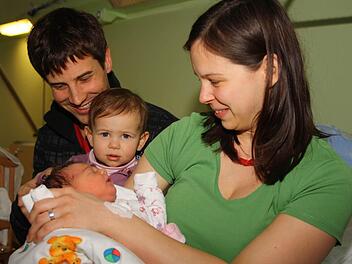 Die Eltern Corinna und Tobias Müller freuen sich über ihr Neujahrsbaby Sara. Die große Schwester Elina schaut noch etwas skeptisch - hat dann aber doch ein paar Streicheleinheiten für das neue Geschwisterchen übrig.Foto: Katrin Geyer