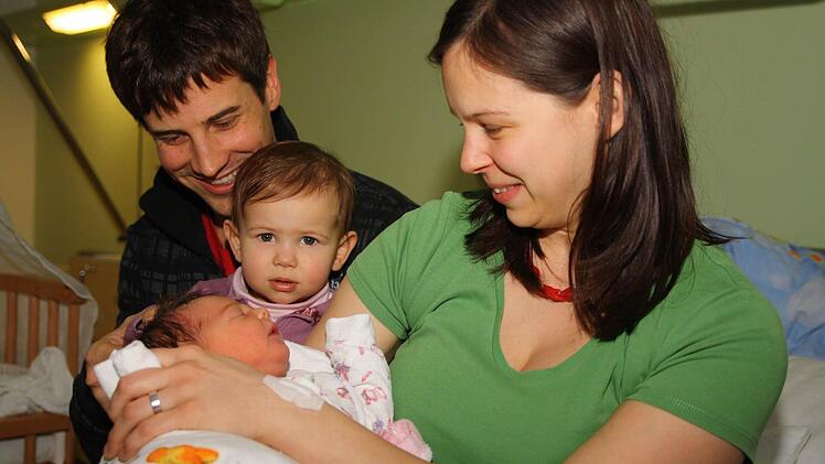 Die Eltern Corinna und Tobias Müller freuen sich über ihr Neujahrsbaby Sara. Die große Schwester Elina schaut noch etwas skeptisch - hat dann aber doch ein paar Streicheleinheiten für das neue Geschwisterchen übrig.Foto: Katrin Geyer