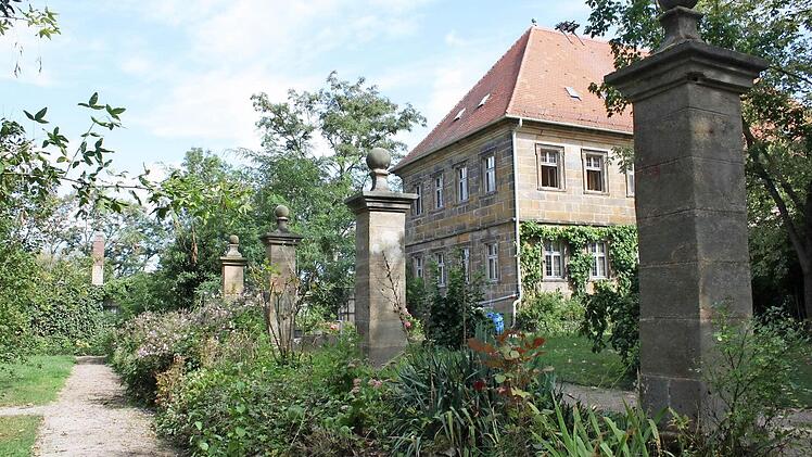 Die Sandsteinsäulen des ehemaligen Gartenzaunes mit einem der altenKlostergebäude. Links der Klostergarten. Fotos: LAG