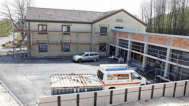 Neue Rettungswache: Innen sind die Arbeiten nahezu fertig, außen müssen noch die Fahrzeughalle (rechts) und das Haupthaus verputzt werden.