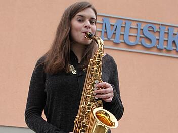 Als Erstklässlerin fing Catharina Morper aus Schondra mit der musikalischen Ausbildung in der Musikschule Bad Brückenau an. Erst lernte sie Querflöte, heute spielt die Jugendliche lieber Saxophon.  Foto: Ulrike Müller