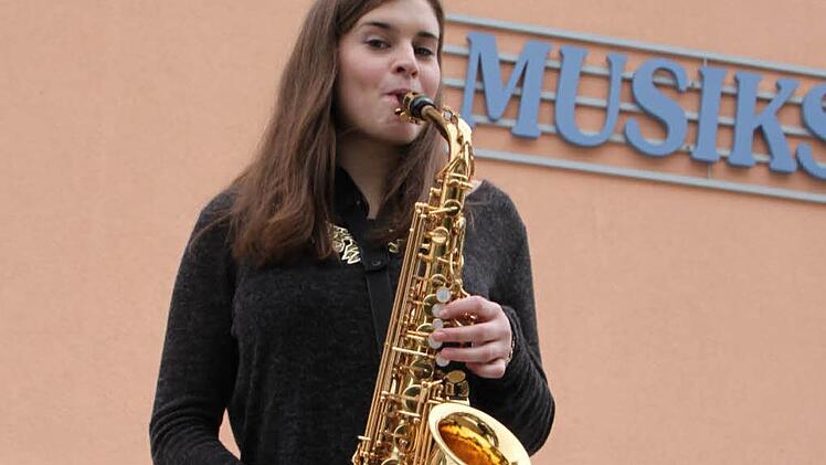 Als Erstklässlerin fing Catharina Morper aus Schondra mit der musikalischen Ausbildung in der Musikschule Bad Brückenau an. Erst lernte sie Querflöte, heute spielt die Jugendliche lieber Saxophon.  Foto: Ulrike Müller
