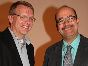 Führungswechsel beim Hospizverein: Markus Ewald (links) übergab das Zepter an Markus Ipta. Zum ersten Mal übernimmt mit Ipta ein Arzt die Führung, der nicht im Klinikum Kulmbach beschäftigt ist. Foto: Sonja Adam