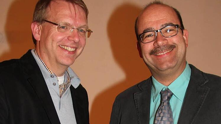 Führungswechsel beim Hospizverein: Markus Ewald (links) übergab das Zepter an Markus Ipta. Zum ersten Mal übernimmt mit Ipta ein Arzt die Führung, der nicht im Klinikum Kulmbach beschäftigt ist. Foto: Sonja Adam