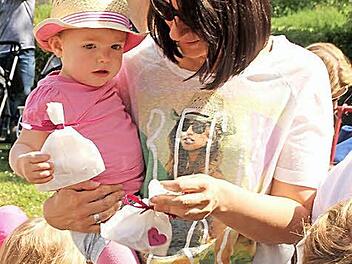 Im Schlosspark wurde gepicknickt und zahlreiche Eltern und ihre Kinder verbrachten einen außergewöhnlichen Muttertag. Foto: Günther Geiling