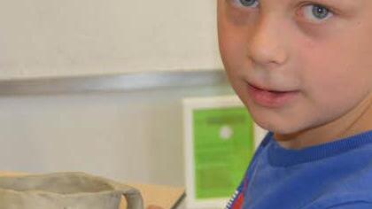 Emil Staudt hat ein Henkelgefäß selbst kreiert und ist sehr stolz auf sein Werk.