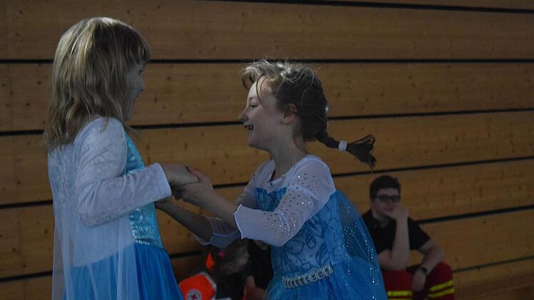 Melissa und Kimberley (sieben und acht Jahre alt) hüpfen ausgelassen auf dem Trampolin. Foto: Daniela Pondelicek