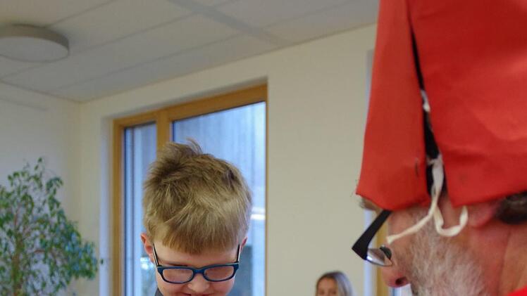 Der Nikolaus besuchte die Petra-Döring-Schule in Kronach. Foto: Marco Meißner