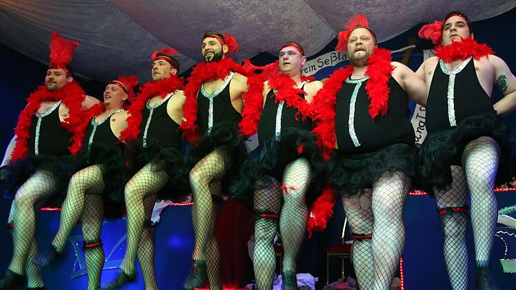 Das Beste hatten sich die Seßlacher wieder bis zum Schluss aufgehoben: Beim Auftritt der "Mauerschwälbchen" blieb kein Auge trocken. Auch Bürgermeister Martin Mittag war bei der tänzerischen Reise durch die Musikgeschichte dabei. Foto: Bettina Knauth