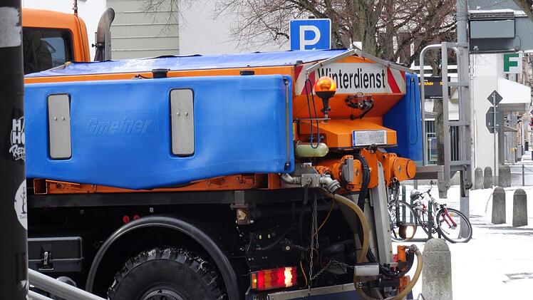 Winterdienst im Einsatz vor der Coburger Post in der HindenburgstraßeFoto: Jochen Berger