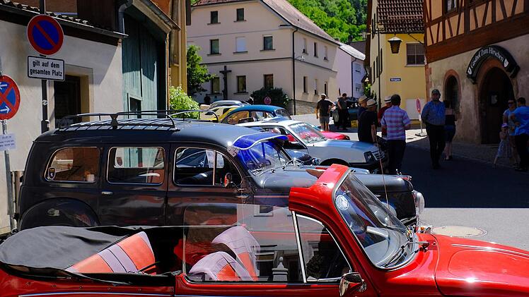 Oldtimertreffen auf Sulzthals Dorfplatz. Gerd Schaar
