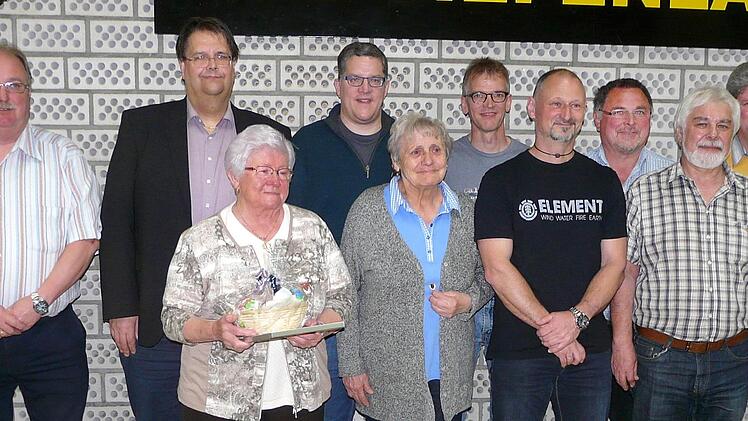 Ehrungen langjähriger Mitglieder beim TTC Tiefenlauter mit Zweitem Bürgermeister Martin Rebhan (links)  Foto: Karin Günther