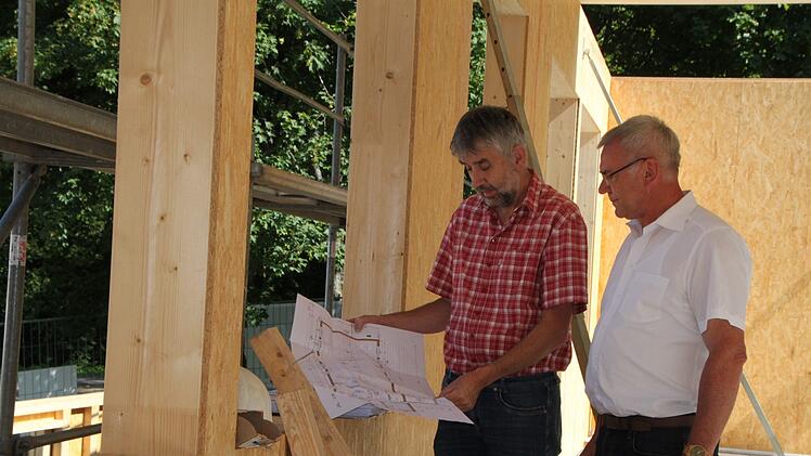 Architekt Gernot Meyer (links) und Wolfgang Reith von der Bauverwaltung des Landratsamts Bad Kissingen schauen in den Bauplan. Foto: Ulrike Müller