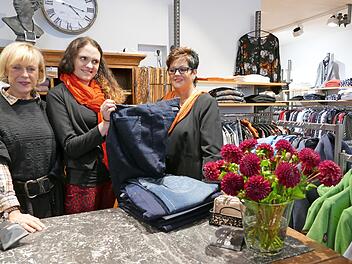 Jede Kundin wird im Geschäft kompetent und freundlich beraten von Ute und Franziska Gerull sowie Petra Stappenbacher (v.l.).  Foto: Marion Krüger-Hundrup