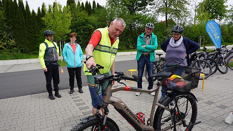 Mit ganz praktischen Erklärungen zum richtigen Schalten und der Technik am E-Bike begann das E-Bike Fahrsicherheitstraining mit Reiner Röckelein. Foto: Marion Eckert