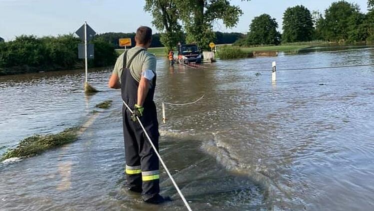 Lkw und Kleintransporter fahren bei Willersdorf ins Hochwasser
