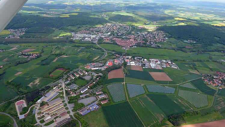 Kaserne, Ruppach, Ebern und Heubach sowie die Windräder auf dem Bretzenstein.