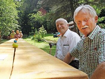 Der Kommunikationstisch mit (von rechts) Kurt Milke und Erich Wirth, hinten die Skulptur am Tischende. Fotos Löwisch