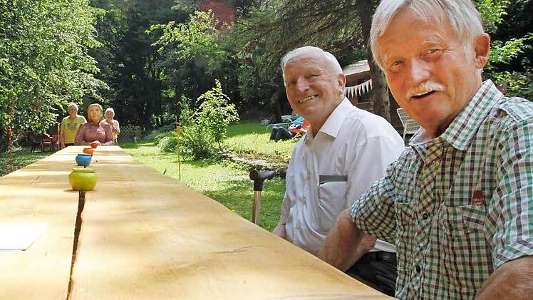 Der Kommunikationstisch mit (von rechts) Kurt Milke und Erich Wirth, hinten die Skulptur am Tischende. Fotos Löwisch