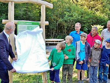 Oberbürgermeister Kay Blankenburg (links) eröffnet mit Schülern des Kissori-Lernzentrums den "Baumpfad Langewiese"; mit dabei sind (von rechts) Stadtförster Axel Maunz, Schulleiter Richard Lutz und Augenoptikermeister Alexander Schuster als Vertreter des Sponsors Fielmann Brillen. Fotos: Sigismund von Dobschütz