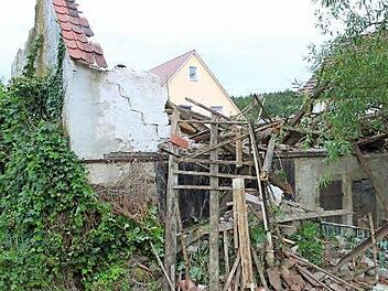 Eingestürzt: der Rest der alten Scheune in Fürnbach  Foto: Klaus Schmitt