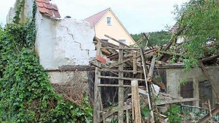 Eingestürzt: der Rest der alten Scheune in Fürnbach  Foto: Klaus Schmitt