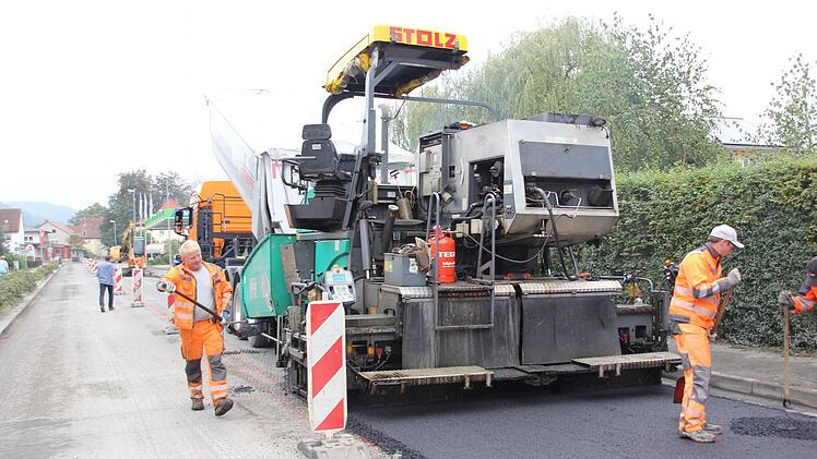 Einsatz an der Asphaltierungsmaschine Foto: Friedwald Schedel
