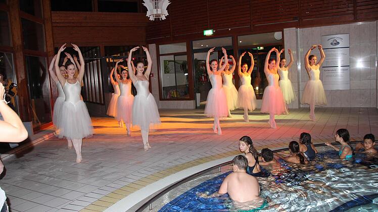 Mädchen des Ballettstudios Diroll zeigten einen Tanz.