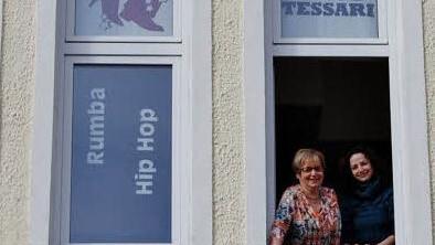 30 Jahre Tanzschule Drosd-Tessari in der Groppstraße: im Fenster Barbara Drosd-Tessari (links) mit Tochter Carina  Foto: Sigismund von Dobschütz