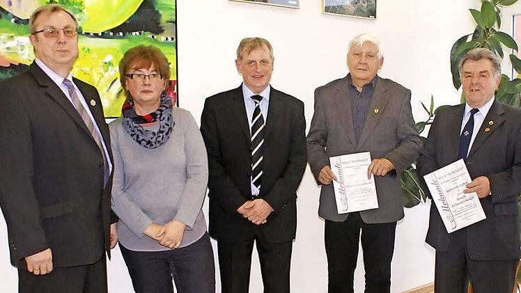 Von links: Josef Schnapp, Angelika Schnapp, Bürgermeister Bruno Kellner, Siegfried Jungbauer und Josef Schneiderbanger Foto: nr