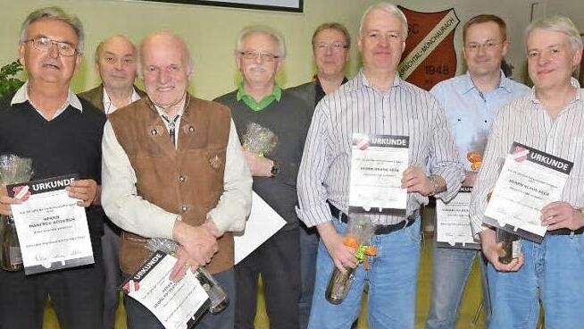 Treue Mitglieder hat der SC Aurachtal-Münchaurach geehrt. Im Bild (von links) Manfred Roderus, Helmut Höhlriegel, Georg Föckersperger, Hans Strattner, Klaus Schumann, Bruno Keck, Volker Fuchs und Klaus Keck Foto: Roland Meister