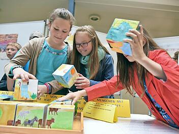 "Als vielen Würfeln entstehen Bilder zu biblischen Texten," erklären Jennifer Wiecznorek, Sophie Kneissel und Karina Grasmück aus der staatlichen Realschule CO 1 .  Foto: Gabi Arnold