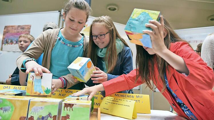 "Als vielen Würfeln entstehen Bilder zu biblischen Texten," erklären Jennifer Wiecznorek, Sophie Kneissel und Karina Grasmück aus der staatlichen Realschule CO 1 .  Foto: Gabi Arnold