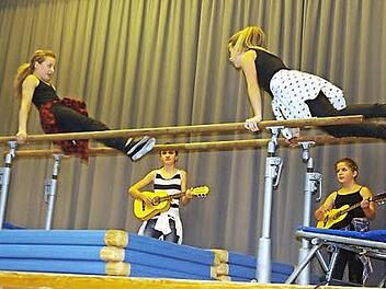 Die "Funny Girls" sorgten beim Kinderfasching mit Tanz- und Turneinlagen für Stimmung. Foto: Heike Schülein