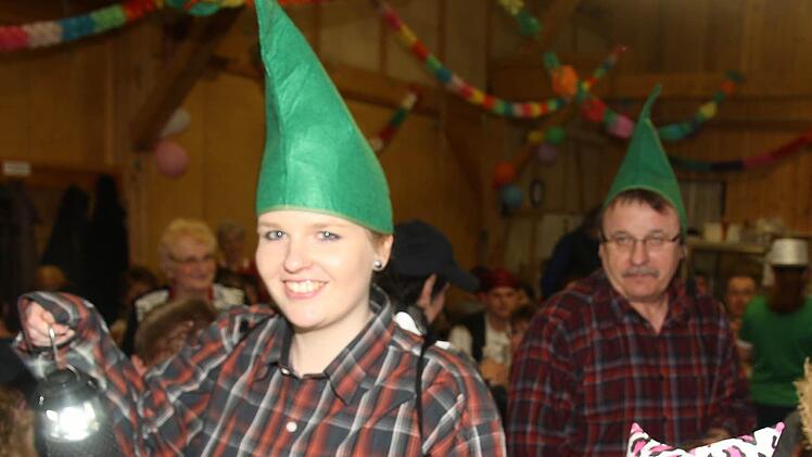 So manches Märchen wird in Welsberg wahr, stellten die beiden Zwerge Claudia Rose und Günther Rose mit Wort und Gesang fest. Foto: Michael Stelzner