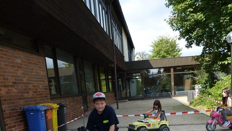Im Konvoi fuhren die Kinder mit den Elektroautos der Stadtsteinacher Polilzei.
