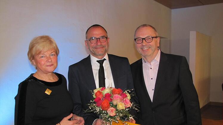 Pfarrgemeinderatsvorsitzende Susanne Schneider, Dekan Roland Huth und Kirchenpfleger Pro. Helmut Kollo hatten am Freitag zum Neujahrsempfang in das Dekanats- und Pfarrzentrum St. Augustin eingeladen. Foto: Martin Koch