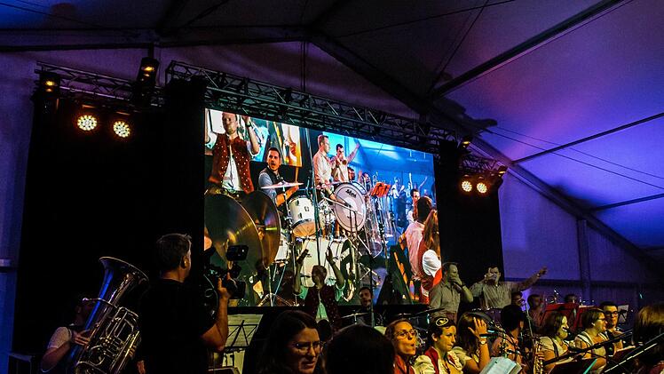 Beste Stimmung im Festzelt: Die Original Prinz Albert Blasmusik spielte beim "Oktopafest" auf dem Coburger Schlossplatz.Foto: Jochen Berger