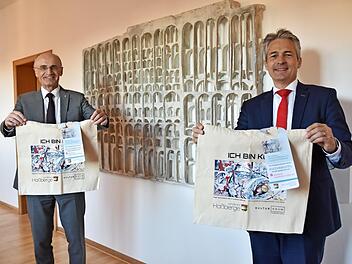 Landrat Schneider (links) und Sparkassen-Vorstandsvorsitzender Peter Schleich präsentieren den "Kulturbeutel". Foto: Moni Göhr/Landratsamt Haßberge