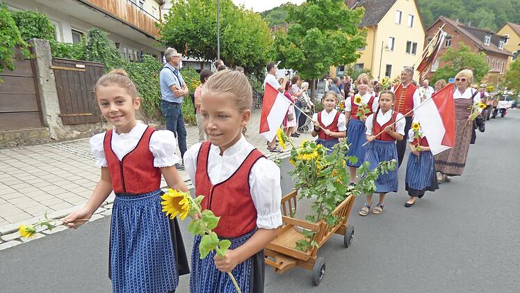 Die Kindertrachtengruppe des Heimat- und Verschönerungsvereins durfte beim Umzug nicht fehlen.