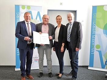 Würzburg: Landkreis Landkreis vergibt erste Goldene Verdienstmedaille - an ehemaligen Kommunalunternehmens-Vorstand Würzburg: Landkreis Landkreis vergibt erste Goldene Verdienstmedaille - an ehemaligen Kommunalunternehmens-Vorstand