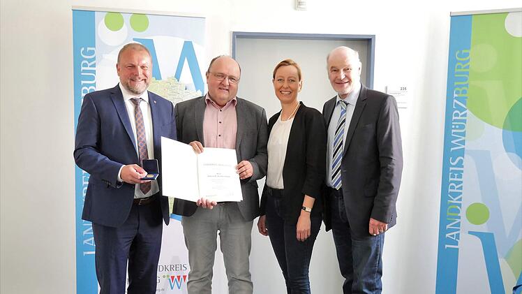 W&uuml;rzburg: Landkreis Landkreis vergibt erste Goldene Verdienstmedaille - an ehemaligen Kommunalunternehmens-Vorstand