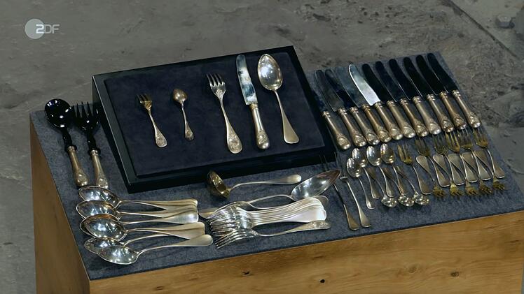Ein 62-teiliges Besteck aus 800er und 950er Silber der Silberwarenfabrik Bruckmann & Söhne (Heilbronn) datierte Wendela Horz um 1900. Gewünscht wurden 3.000 Euro. Doch die Expertin schätzte nur auf 1.500 (Silberwert) bis 1.800 Euro. Elke Velten zahlte am Ende 1.650 Euro.