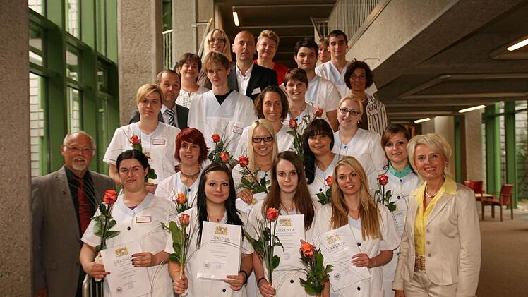 13 Krankenpfleger und Pflegerinnen erhielten bei der Examensfeier ihre Auszeichnungen.