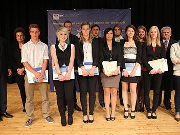 Die Absolventen, die ihre Prüfung mit der Note 1 abschlossen. Mit im Bild (von links) der Vorsitzende des IHK Gremiums, Kronach, Hans Rebhan  und  die  weitere Stellvertreterin des Landrats, Jutta Laczó. Foto: Veronika Schadeck