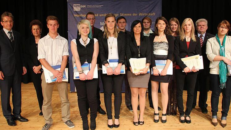 Die Absolventen, die ihre Prüfung mit der Note 1 abschlossen. Mit im Bild (von links) der Vorsitzende des IHK Gremiums, Kronach, Hans Rebhan  und  die  weitere Stellvertreterin des Landrats, Jutta Laczó. Foto: Veronika Schadeck